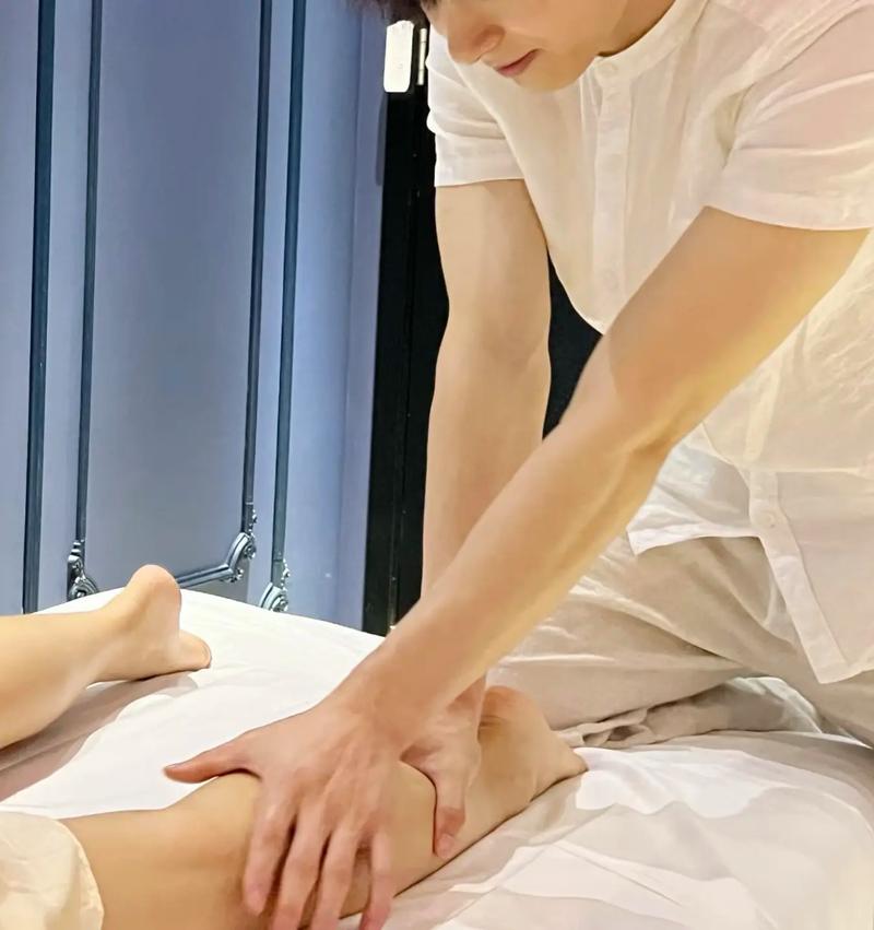 SEO标题：男按摩师给裸体男裸体按摩 | 男士裸体推油SPA | 全裸精油开背 | 男性私密身体护理