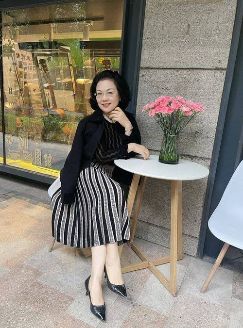 操白丝袜美腿的相关介绍