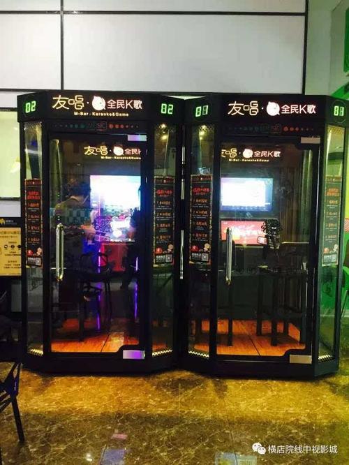 男女一边摸一边亲一边脱的相关介绍