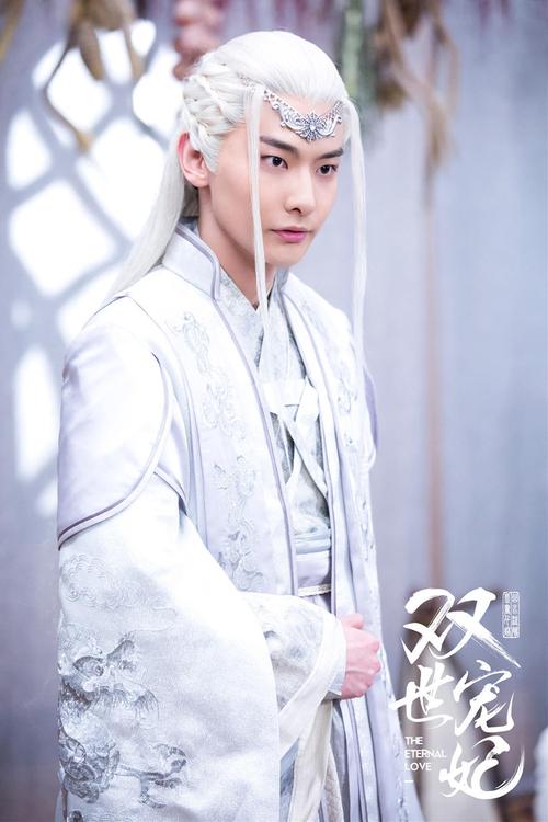 操大奶子美女老师的相关介绍