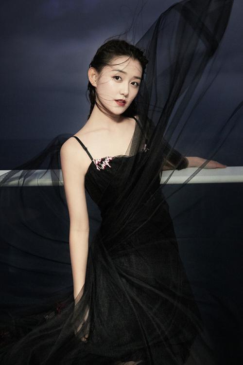 操老师美女的相关介绍