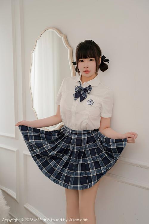 男女一边脱一边亲一边摸的相关介绍