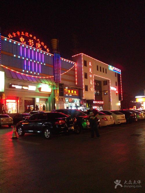 黑色午夜av的相关介绍