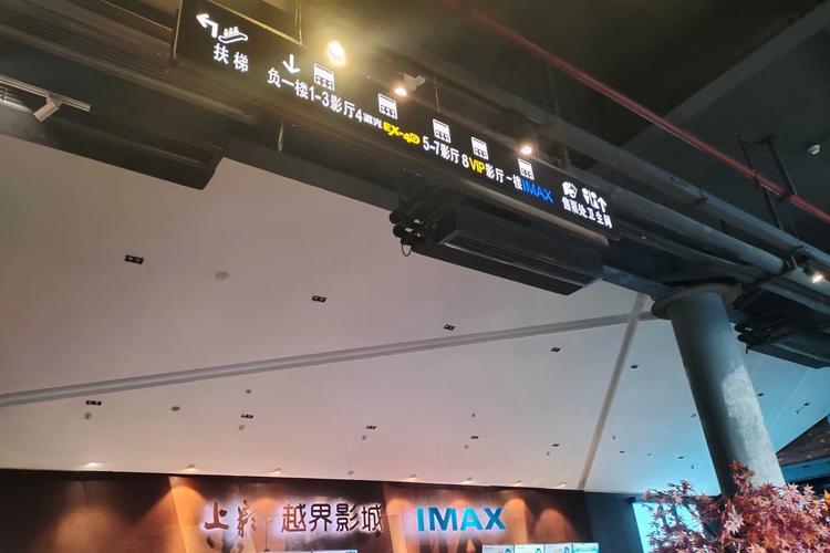 美女玩弄自己的相关介绍